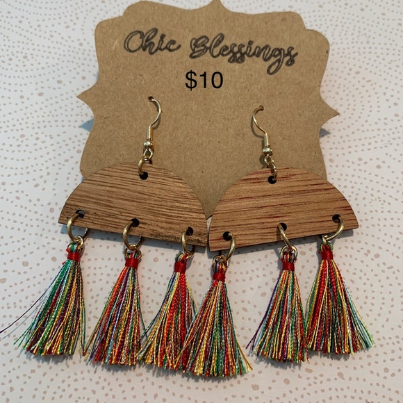 Handcrafted tassel earrings - Picture 3 of 3